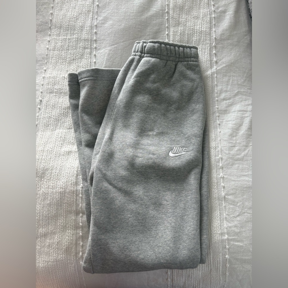NWT NIKE ~ straight leg sweats ~ small